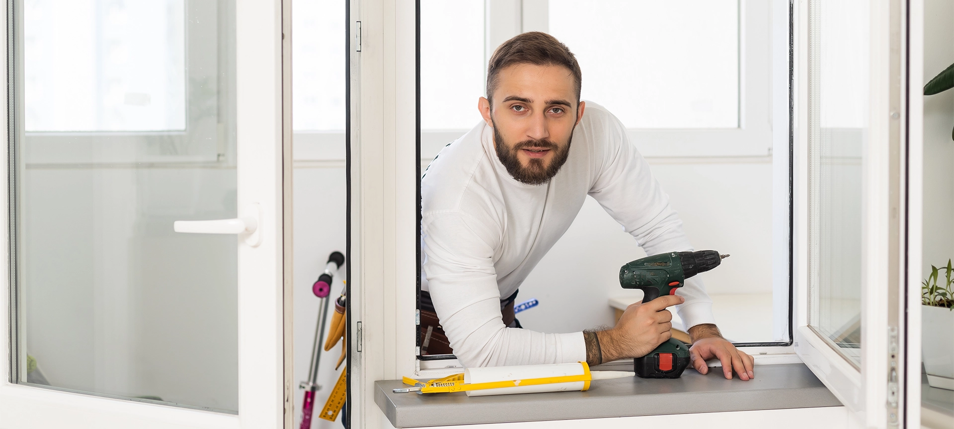 the master repairs the plastic window, warranty claim